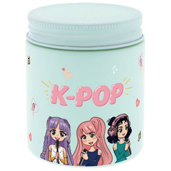 Vela aromática Manzana Verde KPop con diseño inspirado en KPop Demon Hunters. Peso 160 g, duración 30 horas y tamaño compacto de 9x7x7 cm, ideal para ambientar espacios con su fragancia.