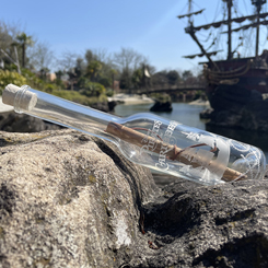 ¡Náufragos! ¡Tirad la botella de Piratas del Caribe al mar con la esperanza de ser rescatado por otros aventureros! Esta preciosa botella está realizada en vidrio transparente con un tapón de corcho.
