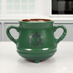 Espectacular taza con forma del Caldero con el logo de Slytherin basada en la saga de Harry Potter. Disfruta de tus pócimas preferidas en esta preciosa taza realizada en gres con el logo de Slytherin.