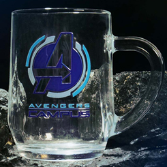 Jarra oficial del Avengers Campus de Disneyland París. Disfruta de tu bebida preferida con esta preciosa jarra realizada en vidrio con unas medidas aproximadas de 10,5 x 11 cm.