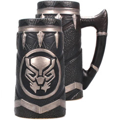 Jarra de Cerveza oficial del escudo de Black Panther basada en la película de Black Panther de Marvel, realizada en gres con una capacidad de 900 ml, incluye grabados en el exterior. Viene en caja de regalo