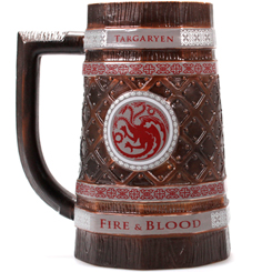 Jarra de Cerveza oficial del escudo de Targaryen y el texto "Fire & Blood" basado en la serie de televisión Juego de Tronos, realizada en gres con unas medidas aproximadas de 15 x 17 x 11 cm.