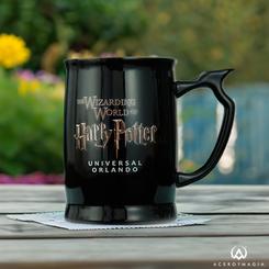 Preciosa jarra oficial de Warner con el motivo The Wizarding World of Harry Potter, realizada en cerámica con una capacidad de 600 ml, incluye preciosos grabados en el exterior con un toque vintage.