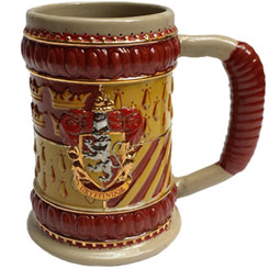 Jarra de Cerveza oficial del escudo de Gryffindor basado en la saga de Harry Potter, realizada en gres con una altura aproximada de 12 cm., y una capacidad de 0,40 litros, incluye grabados en el exterior.