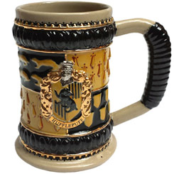 Jarra de Cerveza oficial del escudo de Hufflepuff basado en la saga de Harry Potter, realizada en gres con una altura aproximada de 12 cm., y una capacidad de 0,40 litros, incluye grabados en el exterior.