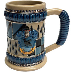 Jarra de Cerveza oficial del escudo de Ravenclaw basado en la saga de Harry Potter, realizada en gres con una altura aproximada de 12 cm., y una capacidad de 0,40 litros, incluye grabados en el exterior. 