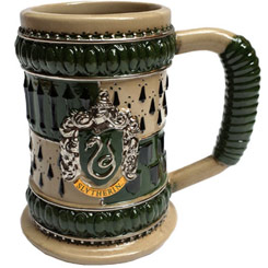 Jarra de Cerveza oficial del escudo de Slytherin basado en la saga de Harry Potter, realizada en gres con una altura aproximada de 12 cm., y una capacidad de 0,40 litros, incluye grabados en el exterior.