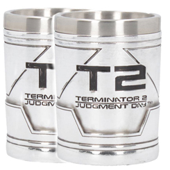 Pack de 2 vasos de chupito de Terminator Cyberdyne Systems. Estos preciosos vasos tiene una altura aproximada de 7 cm, están realizados en acero inoxidable y resina.