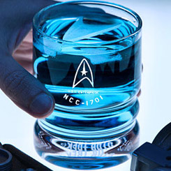 Pack de 4 vasos USS Enterprise basado en la saga de Star Trek. Estos vasos harán las delicias de los fans de la saga, cada uno tiene una capacidad de 0,21l. 