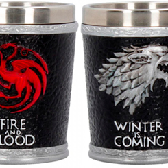 Pack de 2 vasos de chupito de la casa Star y TARGARYEN basados en la serie de HBO Juego de Tronos. Estos preciosos vasos de chupito tienen una altura aproximada de 7 cm.,