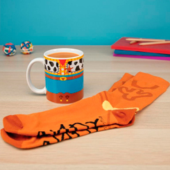 Set compuesto por una taza y unos calcetines del Sheriff Woody basado en la saga de Toy Story. Comienza el día con el vaquero favorito de todos con esta divertida taza de Toy Story y estos calcetines.