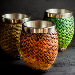 Set compuesto por tres vasos de Drogon, Viserion y Rhaegal basados en la popular serie de HBO Juego de Tronos. Este espectacular set está compuesto por tres vasos realizados en resina y acero inoxidable.