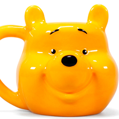 Taza oficial con el motivo en 3D de la cara de Winnie the Pooh basada en el famoso personaje de Walt Disney, la taza está realizada en cerámica con una capacidad de 500 ml,