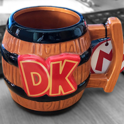 Entrañable taza en forma del barril que lanza Donkey Kong basada en la fabulosa saga de videojuegos de Donkey Kong. Esta preciosa taza está realizada en cerámica con una capacidad aproximada de 400 ml.