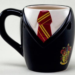 Taza oficial con el motivo en 3D del famoso uniforme de la casa Gryffindor de Hogwarts basada en la saga de Harry Potter, la taza está realizada en cerámica con una capacidad de 300 ml. 