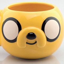 Taza oficial con el motivo de Jake basado en la serie de televisión Adventure Time, realizada en cerámica con una capacidad de 0,50 litros, incluye grabados en el exterior.