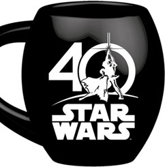 Taza del 40 aniversario de Star Wars. Esta preciosa taza tiene una capacidad aproximada de 535 ml. y está realizada en cerámica. Disfruta de tu bebida preferida con esta espectacular taza.