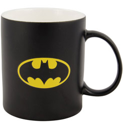 Taza oficial con el motivo del logo de Batman realizada en porcelana con una capacidad de 0,3 litros, incluye grabados en el exterior. Viene en caja de regalo. 