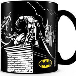 Taza oficial con el motivo de la ciudad de Gotham realizada en cerámica sensible al calor con una capacidad de 0,315 litros, incluye grabados en el exterior. Con esta taza podrás ver como aparece Batman...