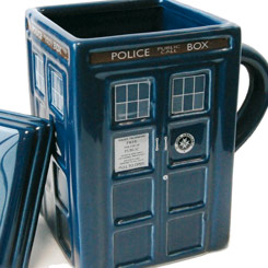 Disfruta de tu bebida favorita con esta espectacular taza con tapa basada en la cabina telefónica Tardis de la serie Doctor Who. Esta taza está realizada en cerámica con una capacidad de 500ml.