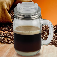 Dale un toque retro a tu café con esta taza inspirada en la jarra tradicional de los albañiles de USA desde 1858 (Mason Coffee Cup). El humilde frasco de conservas convertido en tu fiel aliado en el que podrás disfrutar de tu bebida preferida.