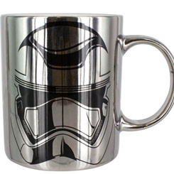 Taza oficial de Star Wars con el motivo de Captain Phasma Chromo realizada en cerámica con una capacidad de 0,30 litros, incluye grabados en el exterior. 