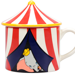 Taza oficial con el motivo de la carpa del circo de Dumbo basado en los famosos personajes de Walt Disney, la taza está realizada en cerámica con una capacidad de 400 ml,