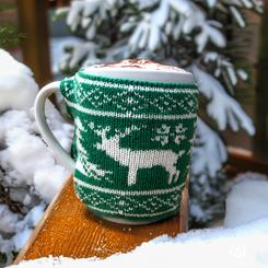 ¡Celebra la temporada navideña con estilo y calidez con esta encantadora taza vestida con su propio jersey festivo! Disfruta de tu bebida favorita con un toque festivo mientras mantienes tus manos y corazón cálidos.