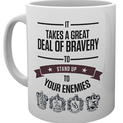 Taza oficial de Warner con el motivo de Take a Great Deal of Bravery basado en la saga de Harry Potter, realizada en cerámica con una capacidad de 0,33 litros, incluye grabados en el exterior. 