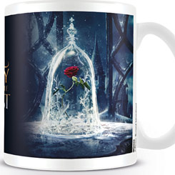 Taza oficial de la Rosa Encantada de la película La Bella y la Bestia de 2017, esta preciosa taza está realizada en cerámica con una capacidad de 0,315 litros, incluye grabados en el exterior. 