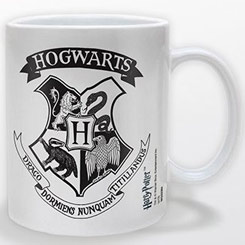 Taza oficial de Warner con el motivo del escudo de Hogwarts de la saga de Harry Potter, realizada en cerámica con una capacidad de 0,33 litros, incluye grabados en el exterior.