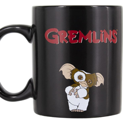 Taza oficial con el motivo del logo de Gremlins y Gizmo realizada en cerámica sensible al calor con una capacidad de 0,30 litros, incluye grabados en el exterior. 