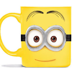 Taza Oficial con el motivo de Goggle Head, revive las situaciones pintorescas de los Minions con esta taza realizada en cerámica con una capacidad de 0,30 litros, incluye grabados en el exterior.