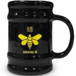 Taza Oficial con el motivo de Golden Moth Breaking Bad, revive las situaciones límites de Walter White con esta taza realizada en cerámica con una capacidad de 0,40 litros, incluye grabados en el exterior. 