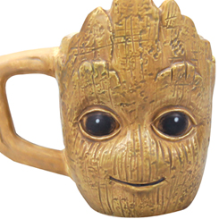 Taza oficial con el motivo en 3D de la cara de Groot basada en el famoso personaje de la saga de Guardianes de la Galaxia, la taza está realizada en gres con una capacidad de 500 ml, incluye grabados en el exterior