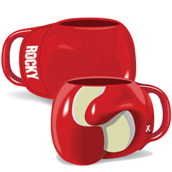 Taza oficial con la forma del guante de boxeo de Rocky Balboa basada en la saga de Rocky, realizada en cerámica con una capacidad de 0,33 litros, incluye grabados en el exterior.