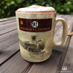 ¡Prepárate para una aventura mágica con la preciosa taza oficial de Warner del Hogwarts Express de la inigualable saga de Harry Potter! Esta taza de gres, con una generosa capacidad de 460 ml,