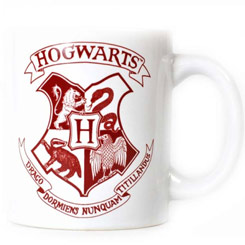 Taza oficial de Warner con el motivo del escudo de Hogwarts de la saga de Harry Potter, realizada en gres con una capacidad de 0,325 litros, incluye grabados en el exterior y en el interior. Podrás ver la marca del Grim dentro de la taza.