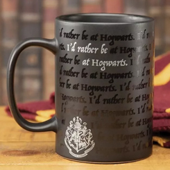Taza oficial "I would Rather Be At Hogwarts" con un precioso acabado barnizado, esta preciosa taza solo resalta en blanco el escudo de Hogwarts y el texto I Would Rather Be At Hogwarts.
