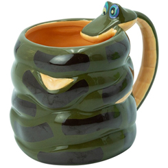 Taza oficial con el motivo de la famosa serpiente Kaa de El Libro de la Selva, la taza está realizada en cerámica con una capacidad de 450 ml. Viene en caja de regalo. 