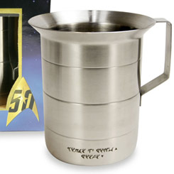 Taza oficial 50th Anniversary Klingon basada en la saga de Star Trek. La taza está realizada en acero inoxidable con una capacidad de 650 ml, incluye grabados en el exterior.