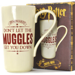 Taza Latte Macchiato oficial de Warner con el motivo de Muggles, realizada en gres con una capacidad de 0,50 litros, incluye grabados en el exterior.