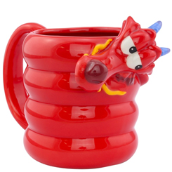 ¿Todavía no tiene tu Dragón Guardián? Ahora podrás disfruta de tu bebida preferida en esta simpática taza oficial con la forma de Mushu basado en el clásico de la factoría Disney de 1998.