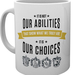 Taza oficial de Warner con el motivo de Our Abilities basado en la saga de Harry Potter, realizada en cerámica con una capacidad de 0,33 litros, incluye grabados en el exterior.