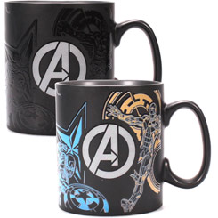 Taza oficial con el motivo del escudo de Los Vengadores basada en la saga de Marvel Avengers, la taza está realizada en cerámica sensible al calor con una capacidad de 400 ml, 