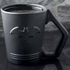 Espectacular Taza con el Logo de Batman basado en los comics de DC Comics. La taza está realizada en dolomita con una dimensión aproximada de 13 cm.