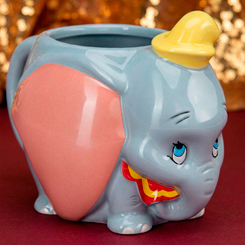 Tierna taza oficial con la forma de Dumbo, realizada en cerámica con una capacidad de 0,33 litros, incluye grabados en el exterior. Viene en caja de regalo. Producto oficial Disney Mug Shaped Dumbo. 