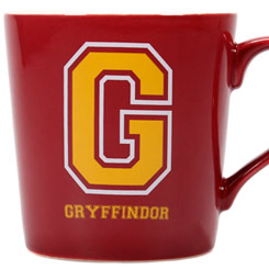 Taza oficial con el motivo Tapered G for Gryffindor basada en la saga de Harry Potter, la taza está realizada en gres con una capacidad de 325 ml, con unas dimensiones aproximadas de 112.5 x 9.5  x 9 cm., 