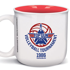 Taza oficial de Volleyball Tournament basada en la película de Top Gun realizada en cerámica con una capacidad de 0,414 litros, incluye grabados en el exterior. Viene en caja de regalo.