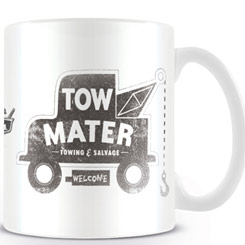 Taza oficial de Tow Mater Towing & Salvage situado en Radiator Springs basado en la saga de Cars realizada en cerámica con una capacidad de 0,33 litros,